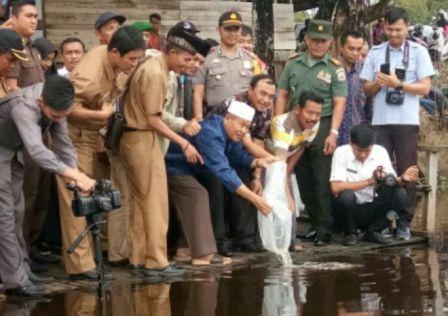 100.000 Benih Ikan Ditabur di Danau Bokuok Kampar